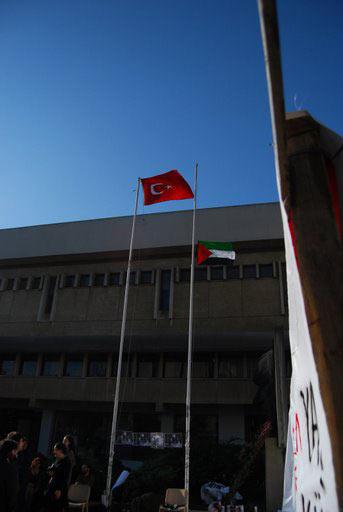 Gazze karanlıkta, Boğaziçi ayakta!