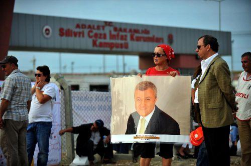 Silivri Ceza İnfaz Kurumları'nda görülmeye başlanan dava için çevrede yoğun güvenlik önlemleri alındı. Tutuklu sanıklardan Gazeteci Tuncay Özkan'ın genel başkanlığını yaptığı yeni partililer de kampüs dışında bekledi.(