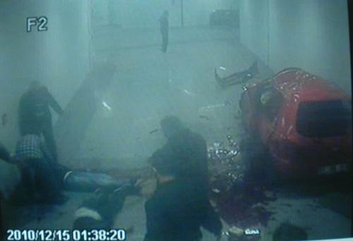 Adana'da, iki polis memurunun hayatını kaybettiği metro istasyonundaki trafik kazasının güvenlik kamerası tarafından saniye saniye görüntülendiği ortaya çıktı.
