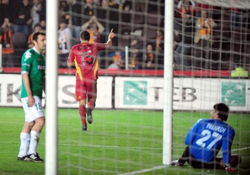 Galatasaray ilk yarısını 2 farklı önde kapattığı maçın ikinci yarısında oldukça zorlandı. Maç fazlasıyla 3. sıraya yükseldi.