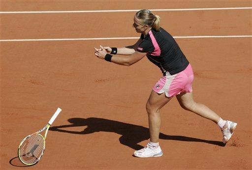 Fransa Açık'ta bayanlar yarı final maücadelesinde Rus tenisçi Svetlana Kuznetsova, Avustralyalı Samantha Stosur'u 2-1 yenerek finale yükseldi. Kuznetsova finalde vatandaşı Dinara Safina ile karşılaşacak.