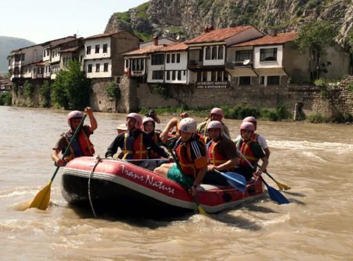 Çoruh nehrinin azgın sularında rafting yapan sporcular artık Yeşilırmak'ın sularında tarihi Kral Kaya Mezarları'nın önünde yarışacak...