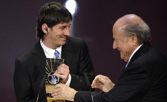 FIFA YILIN FUTBOLCUSU ÖDÜLÜ BARCELONA'IN YILDIZI MESSİ'YE VERİLDİ..