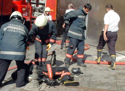 Sultanbeyli'de, iki katlı halı satış mağazasında çıkan yangına müdahale ederken dumandan zehirlenerek şehit olan itfaiye eri Mustafa Arabacı'nın son anları fotoğraf karelerine yansıdı.