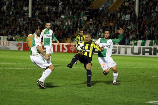 Sivasspor, Ankaraspor ve Beşiktaş'ın ardından Türkiye Kupası'nda son yarı finalist Bursaspor'u yenen Fenerbahçe oldu