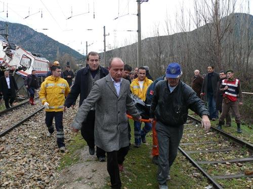 BİLECİK'TE İKİ TRENİN ÇARPIŞMASI SONUCU MEYDANA GELEN KAZADA 1 KİŞİ ÖLDÜ, 7 KİŞİ DE YARALANDI. KALP MASAJI YAPILAN MAKİNİST HİKMET KOÇAY KURTARILAMADI. (MEHMET YAŞAR BEYAZIT/BİLECİK-İHA)
