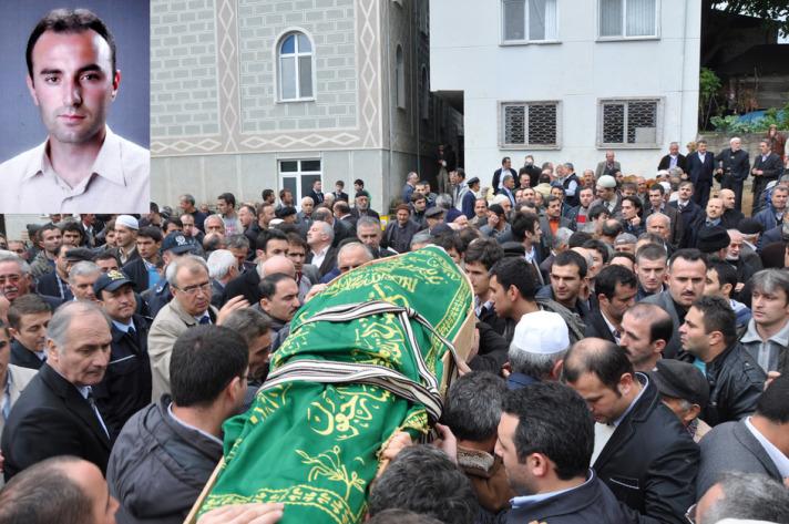 Van'ın Ercıs ılcesınde gorev yaparken depremde yasamını yıtıren ogretmen Mustafa Akgun, memleketı trabzon'un salpazarı ılcesınde topraga verıldı.