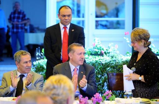 Büyükada'da azınlık cemaatlerin liderleri ile buluşan Başbakan Erdoğan, "Demokratik açılımın mücadelesini, kavgasını veriyoruz, eğer birilerinin ağzına bakacak olsak, bu adımı atmamız mümkün değil'' dedi.