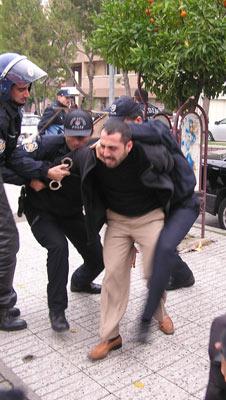 Aydında dün belediye tarafından Gençlik Caddesi üzerindeki cep telefonu satış büfelerinin yıkılması sırasında yaşanan olaylar bugün de devam etti.