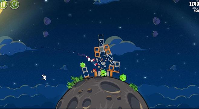 Mobil cihaz analiz şirketi Flurrynin Başkan Yardımcısı Peter Farago, Bu kadar kısa zamanda daha iyi bir performans gösteren başka bir uygulama hatırlamıyorum... OMGPOPnin Draw Something uygulaması beş haftada 20 milyon kez indirilmişti, ama Angry Birdsün bu rekoru tarihe gömeceği belli dedi.