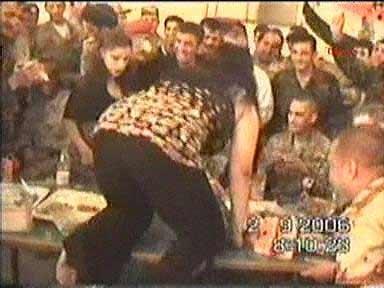 Saddam Hüseyin'in Tikrit'teki sarayında felekten bir gece çalan Amerikalı askerler ve Kürt peşmergeler Kürt ve Arap kadınlarla böyle eğleniyorlar...