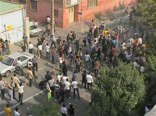 ABD CNN televizyonu, İran'da cumhurbaşkanı seçimi sonrasında sokağa çıkan göstericilerden 19'unun öldüğünü iddia etti. İran Devlet Televizyonu ise farklı rakam verdi