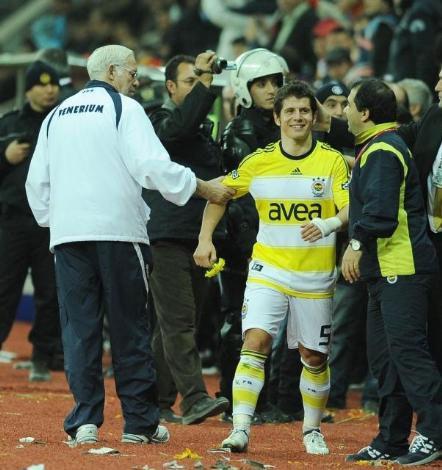 F.Bahçeli Emre Belözoğlu, sert müdahalesiyle karşılaştığı Kayserisporlu Cangeleye elini boğazına götürüp 'Göreceksin sen' mesajı yolladı. Milli kaptan, hocasının uzanan elini de sıkmadı.