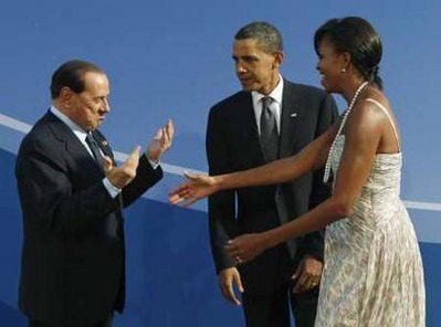 G-20'de Obama'nın, çapkınlıklarıyla tanınan Berlusconi'yi karşılaması İngiliz basınında espri konusu oldu. Silvio, first lady'yi görünce ellerini iki yana açıp harika imasında bulununca Obama'nın yüzü asıldı.