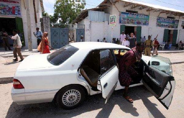 Somali'nin Başkenti Mogadişu'da görev yapan Anadolu Ajansı ekibinin kiraladığı araç, bombalı saldırıya uğradı. AA ekibinin içinde bulunmadığı araçtaki iki koruma ağır yaralandı.