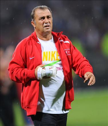 Türkiye hazırlık maçında Fransa ile karşılaştı. 10 kişi tamamladığımız maçta İbrahim Üzülmez'in kendisini sollayan Anelka'yı indirmesi sonucu kazanılan penaltıdan Benzema'nın golü skoru belirledi..