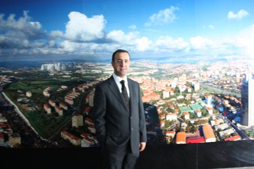 Seyir Terası'nın girişindeki Afiş önünde Nihat Kiler poz verirken...
