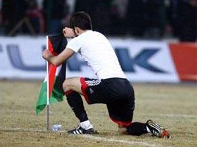 Sivasspor'un yarı finale yükseldiği maçın sonunda kırmızı-beyazlı takmımın futbolcularından İbrahim Dağaşan orta sahaya Filistin bayrağı dikti.