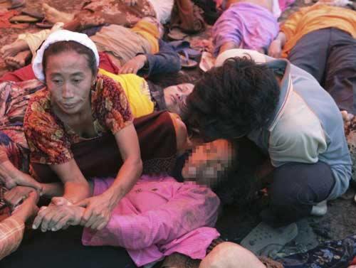 Endonezya'da kişi başı 40 bin Rupi (4.8 YTL) almak için evin önünde toplanan 5 bin kişi birbirini ezdi. Çoğu kadın 23 kişi izdihamda hayatını kaybetti.