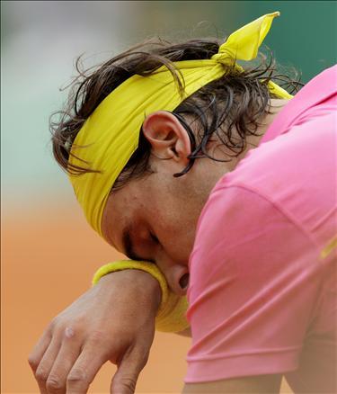 Pariste Roland Garros santrkortunu dolduran on binlerce seyirci, tarihi bir maça tanıklık ettiler ve Nadalın Fransa Açıka tarihi vedasını seyrettiler. 1 Numara Nadal sürpriz bir şekilde elendi