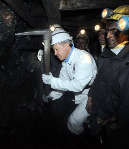 Başbakan Erdoğan bir ilki gerçekleştirdi, 564 metre yerin dibine indi. Darbeli kırıcı kullanarak kömür çıkaran Başbakan, burada işçilerle beraber 'Kömeç' yedi.