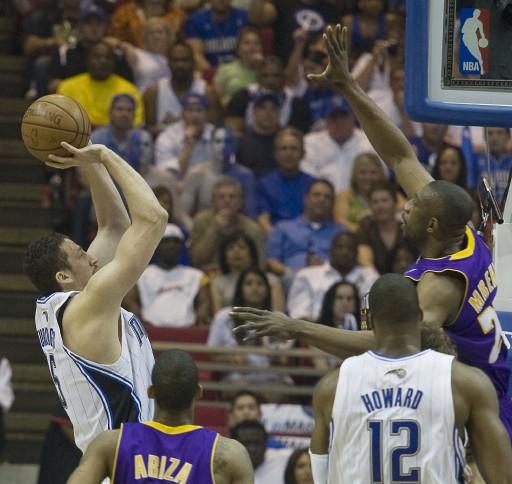 Hidayet'in de forma giydiği NBA final serisi 4. maçında Los Angeles Lakers, Orlando Magic'i uzatmalarda yıkmayı başarırken malesef Hidayet son anlarda kendine bağlanan umutları yıktı