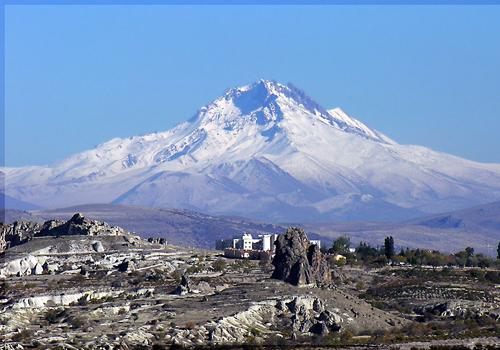 KAYSERİ ---

AK Parti Kayseri İl Teşkilatı'nın Ulaştırma Bakanı Binali Yıldırım'ın da katılımıyla gerçekleştirdiği Temayül Yoklaması'nda sonuçlar belli oldu.

AK Parti'de 62 aday adayı için Kadir Has Kongre Merkezi'nde gerçekleştirilen Temayül Yoklaması'nda Büyükşehir Belediyesi eski Başkanı olan Şükrü Karatepe 734 oy aldı.

Temayül Yoklaması'nda diğer adayların aldığı oy şu şekilde açıklandı:

Murat Cahid Cıngı 644

Erkan Kaya 461

Hakan Bayraktar 454

Hacı Ali Çakıcı 428

Oktay Kılıç 420

Hava Talay Çalış 405

Seyfullah Kaplan 395

Kemal Şahin 389

Ali Hasetçi 380

Ömre Çelik 379