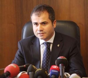SUAT KILIÇ<br>
Başbakan Tayyip Erdoğan, Genç ve diksiyonu düzgün bir arkadaşımızı grup başkan vekili arkadaşımızı bakan yapacağız dediğinde bu tarife tek kişi uymuştu: Suat Kılıç.<br>
Grup başkanvekili görevi sırasında siyasi çıkışları, muhalefete verdiği hazır yanıtlar ile gündeme geldi. Anayasa Komisyonundaki tecrübesinin yanı sıra hukuki birikimini en iyi kullanan isimler arasında yer aldı.<br>
Başbakanın yakın kurmayları arasındaydı ancak Gençlik ve Spor Bakanlığında Kılıçın önündeki ilk dosya şike olacak. ilk beyanatı Bu bir hukuk konusudur. Detaylarına vakıf olduğumuzda açıklama yaparız oldu ama ilk yapacağı şey brifing olacak.