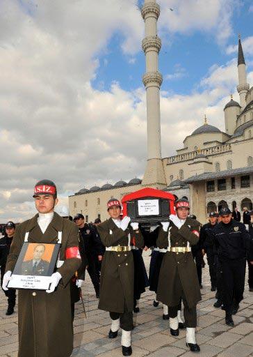 Ağrı'da çıkan çatışmada şehit olan Jandarma Binbaşı Süleyman Can, son yolculuğuna uğurlandı