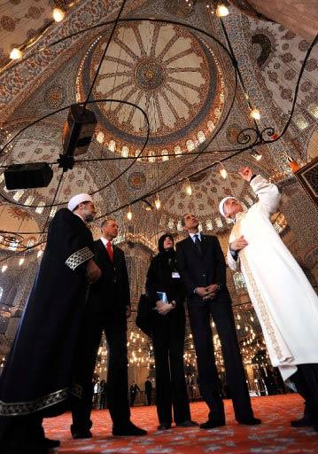 ABD Başkanı Barack Obama, Başbakan Recep Tayyip Erdoğan ile birlikte Ayasofya Müzesi'ni ve Sultan Ahmet Camii'ni gezdi.