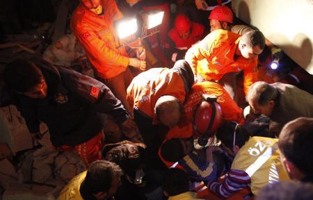 Vanda dün öğle saatlerinde meydana gelen 7.2 büyüklüğündeki depremin ardından 13 yaşındaki bir çocuğa ait olan bu fotoğraf dünya basınına damgasını vurdu.