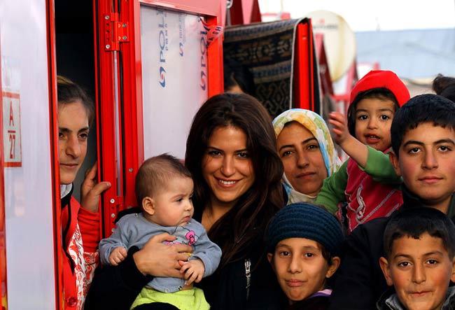 UNICEF koordinatörlüğünde kızı Yağmur Ünal'la birlikte çadır kentteki depremzedeleri ziyaret etti, onlarla yakından ilgilendi, depremzedelere bir nebze de olsa moral verdi.