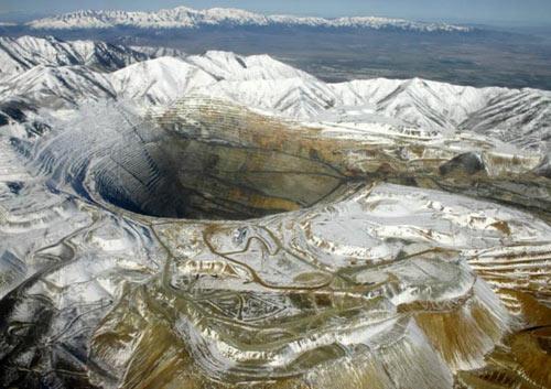 Utah'ta bulunan Bingham Kanyonu Madeni 1.2 km derinliğinde ve 4 km genişliğinde..