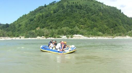 Rize'nin Ardeşen ilçesinde evlenmeye karar veren çift, nikah töreni için ilginç bir mekan seçti. Fırtına Deresi üzerindeki bir raftingi botunda nikah töreni düzenleyen çift, imzaların atılmasının ardından, rafting yaptı.