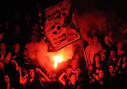 Taraftarlar, takımlarının 2-1'lik Galatasaray galibiyetini Taksim Meydanı başta olmak üzere yurt çapında pek çek yerde sokaklarda kutladı. Taraftarlar,yollarda sevinç gösterisinde bulundu.