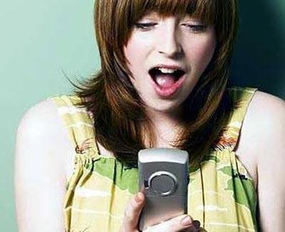 Kapsama alanı sorunu >>>>> Kullanıcıların bataryalarındaki gücü hızla emen bir diğer neden de kapsama alanı dışında kalan telefonlardır. Sinyal gücü düşen telefon, daha yüksek sinyal gücüne ulaşmaya çalışmak ve daha uzaktaki bir şebekeye ulaşabilmek için daha fazla güç kullanır ve bu da doğrudan batarya ömrünü etkiler.