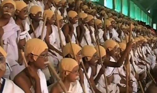 Hiçbir dikiş görmemiş dhotis adlı beyaz örtülere bürünen ve takma Gandhi bıyıkları takan öğrencilerden 52si ise saçlarını gerçekten kazıtarak ünlü lidere benzemeye çalıştı.