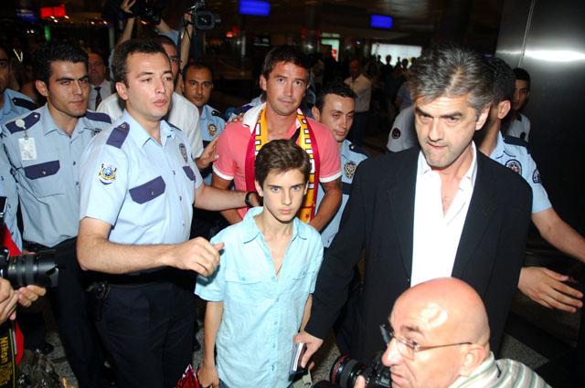 G.Saray'ın yeni transferi ünlü Avustralyalı golcü Harry Kewell İstanbul'a geldi.Ayağının tozuyla iddialı açıklamalar yapan yıldızı çok sayıda taraftar karşıladı.