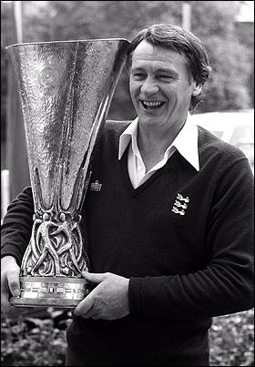 İngiltere Milli Takımı'nın eski futbolcusu ve teknik direktör Sir Bobby Robson'un 76 yaşında İngiltere'nin County Durham kentindeki evinde kansere yenik düştüğü bildirildi.