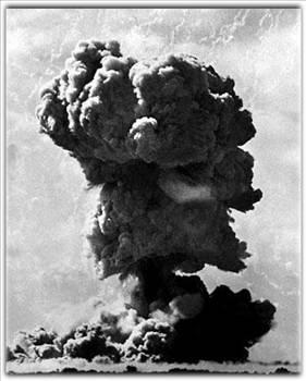 İngiltere, 1952 yılında nükleer silah sahibi ülkeler kulübünün üçüncü üyesi oldu. İngilterenin Kasırga kod adlı 25 kilotonluk nükleer silahı Avustralyanın Trimouille adası açıklarında denendi. Bu fotoğrafta İngilterenin Avustralyanın Maralinga şehri yakınlarında, 14 Eylül 1957de yaptığı bir diğer denemeden kaynaklanan toz bulutları görülüyor.