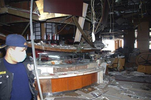 Başkent Cakarta'da iki büyük otelde eş zamanlı patlamalar meydana geldi. Paklamamış bombalar bulundu.