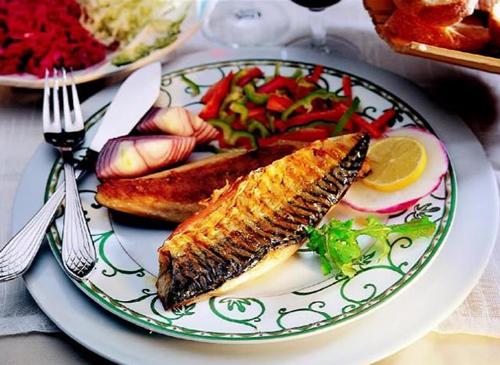 Eti lezzetli olan uskumrunun ızgarası, tavası, buğulaması ve çirosu makbuldür. Ekim ve kasın en lezzetli olduğu aylardır.