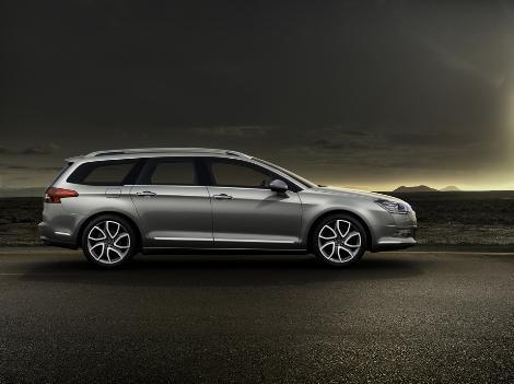 CITROEN<br>
180 derece, asimetrik olarak açılan arka kapıları, büyük sürgülü yan kapıları ve alçak yükleme eşiği ile pratik yükleme olanağı sunan Nemo, ticaret hayatında, binek araç konforu arayan kişilere hitap ediyor.<br>
Ayrıca, güç, yakıt tüketimi ve güvenlik alanlarında yüksek performans sergileyen Berlingo Combi satın alanlara cruise control, alarm ve park sensöründen oluşan City Pack hediye ediliyor.