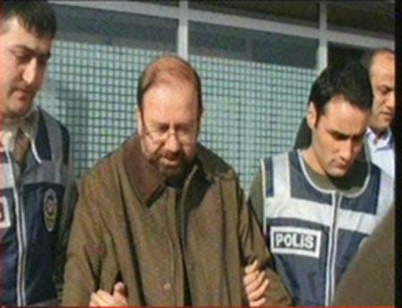 Emekli Tuğgeneral Levent Ersöz, Ankara'da tedavi gördüğü hastanede yakalanırken, Ersöz'ün yakalanma anı objektiflere böyle yansıdı. Fotoğraflar: Zafer Kütük / Star Gazetesi