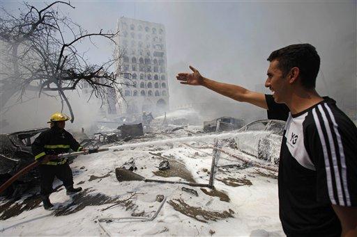 Irak'ın başkenti Bağdat'ın merkezine bomba ve havan topuyla yapılan saldırılarda son açıklanan rakamlara göre en az 100 kişi öldü, 310 kişi ise yaralandı.