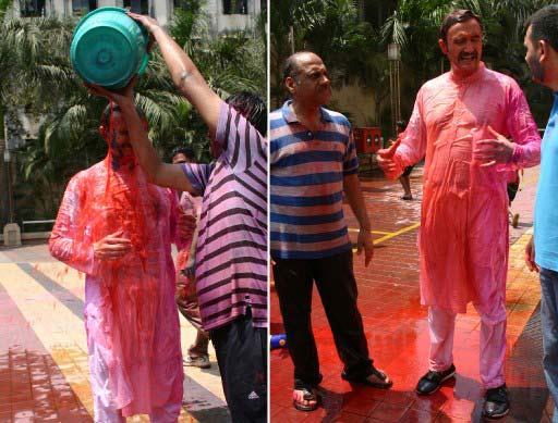 HINDISTAN'IN MUMBAI KENTINDE BULUNAN DEVLET BAKANI KURSAD TUZMEN, HINTLILERIN NEVRUZU OLAN HOLI BAYRAMINA KATILMISTI. TUZMEN, HOLI'YI FICCI BATI BOLGESI KONSEY BASKANI YARDIMCISININ MUMBAI'NIN SAHIL KENARINDAKI SITESININ BAHCESINDE KATILDI. (FATMA ORHAN)