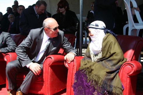 Konuşmasını tamamladıktan sonra protokol &ccedil;adırına y&ouml;nelen Vali Mehmet &Ccedil;etin, koltukta yaşlı kadının oturduğunu fark edince Kızılaslan'ın yanındaki boş koltuğa oturarak bir s&uuml;re sohbet etti. T&ouml;reni izleyen bir vatandaşın uyarısıyla koltuktan kalkması istenen Telli Kızılaslan, Vali Mehmet &Ccedil;etin ile Taşlı&ccedil;ay Kaymakam Ercan Ateş'in isteğiyle t&ouml;reni protokol koltuğunda izlemeye devam etti.