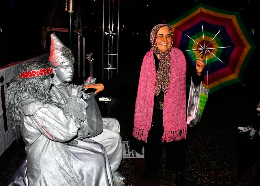 Kentin en hareketli olan Alsancak semtindeki Kıbrıs Şehitleri Caddesi, haftanın her günü ve saatinde 3 yıldır Sokak Sanatları Atölyesi'nin ''canlı heykel'' performanslarına ev sahipliği yapıyor. Atölyenin ''Osmanlı Sokağı'', ''Kurtuluş Savaşı'' gibi çok katılımlı projeleri, özellikle hafta sonları bu performansı takip etmek için şehir dışından gelen insanlar için Alsancak'ı buluşma noktası haline getiriyor.