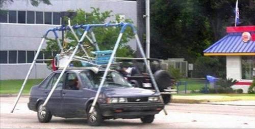 <p>L&uuml;ks ararabalara ucuz aksesuarlar, plastik kelep&ccedil;eyle sa&ccedil; bağlamalar ve ilgin&ccedil; obje kullanımları... "Bu kadar da olmaz" , "yok artık" dedirten eğlenceli kareler...