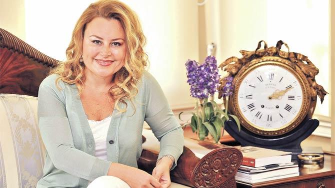 <p><strong><span style="text-decoration: underline;">Demet Sabancı<br /><br /></span></strong>Hacı Sabancı’nın kızı Demsa’nın sahibi Demet Sabancı ve eşi Cengiz Çetindoğan, Kandilli’deki Zarif Mustafa Paşa Yalısı’nın sahibi. 18’inci yüzyılın başlarında yaptırılan yalının toplam bin 921 metrekare arsası bulunuyor. Yalının değerinin 85 milyon dolar olduğu ifade ediliyor.</p>
